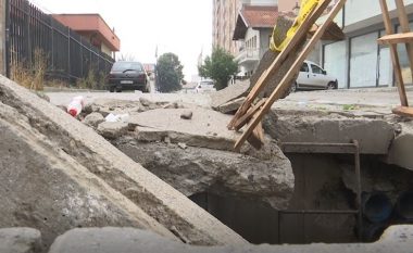 Kamionët dëmtojnë rrugën në Mitrovicë, banorët të rrezikuar nga puseta e hapur