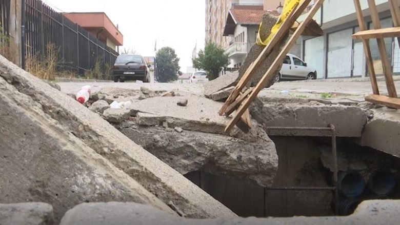 Kamionët dëmtojnë rrugën në Mitrovicë, banorët të rrezikuar nga puseta e hapur