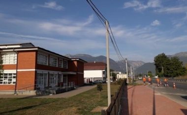 KEDS rehabiliton rrjetin elektrik në Qyshk, largon rrjetin e vjetër nga oborri i shkollës