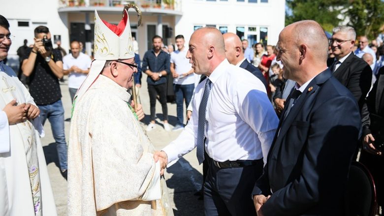 Haradinaj i bashkohet festës së Shën Mhillit