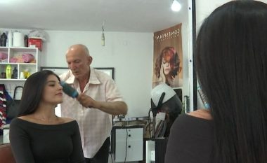 Mbi 50 vite frizer, Rexhep Ciriku thotë se tash punon edhe me femra për të mos iu bërë ”bajat“ profesioni