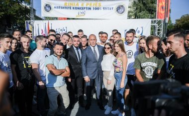 Haradinaj pritet nga të rinjtë pejanë: E mbështesin konceptin 100% shtet