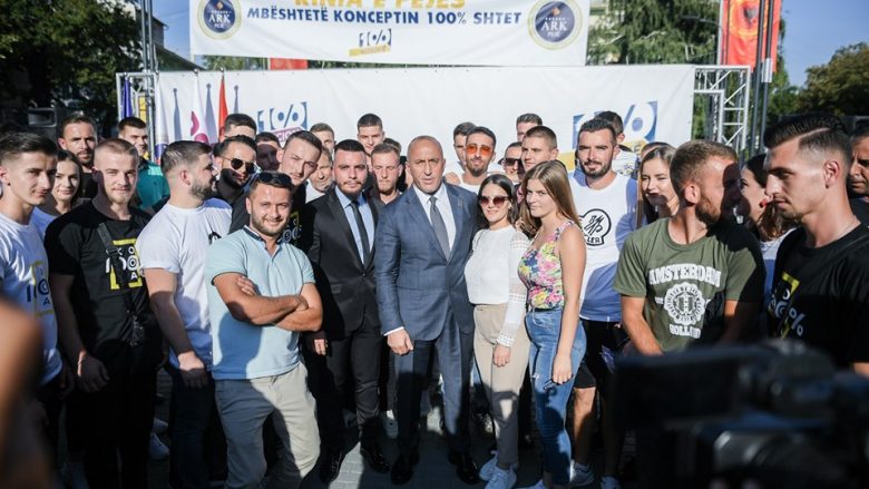 Haradinaj pritet nga të rinjtë pejanë: E mbështesin konceptin 100% shtet