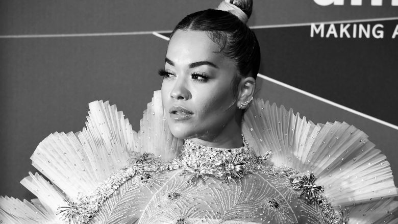 Rita Ora u bënë thirrje femrave që të kryejnë rregullisht testet për diagnostifikimin e mundshëm të kancerit