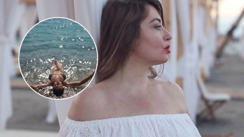 Rovena Dilo pozon me bikini në plazh, vë në pah figurën trupore gjatë pushimeve