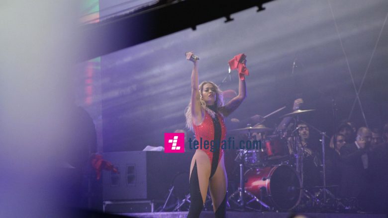 Rita Ora publikon video nga qëndrimi i saj në Prishtinë, teksa fliste shqip me kushëririn para Koncertit të Pavarësisë