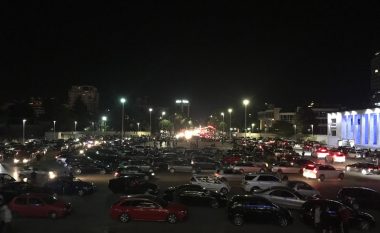 Tirana në panik- banorët dalin në rrugë pas tërmetit të fuqishëm