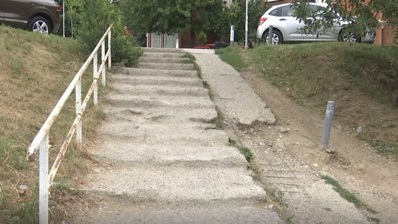 Shkallët tek stacioni i autobusëve në Prishtinë në gjendje të mjerueshme