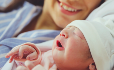 Përse bebet e lindura me prerje cezariane mund të kenë imunitet më të dobët se fëmijët e lindur në rrugë natyrore