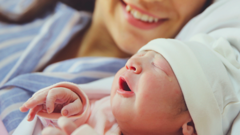 Përse bebet e lindura me prerje cezariane mund të kenë imunitet më të dobët se fëmijët e lindur në rrugë natyrore