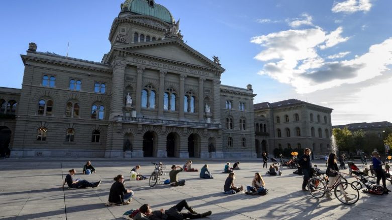 Politikanët zviceranë fitojnë miliona euro në vit nga këshillat e tyre për sektorin financiar