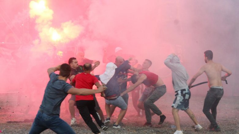 Me grushta dhe gurë, përleshen tifozët e Tiranës dhe Partizanit