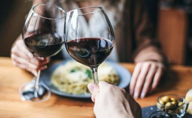 A është e mundur të dobësohesh duke pirë verë? Përgjigjen e jep shkenca