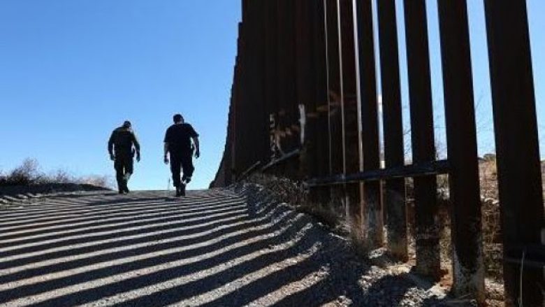Pentagoni pezullon 120 projekte – kursen para për murin me Meksikën