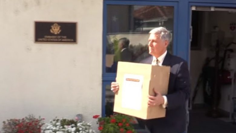 Kosnett zhvendos gjërat e fundit në Ambasadën e re amerikane