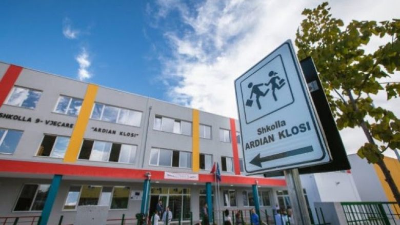 Nxënësit mbyllin pushimet në Shqipëri, sot dita e parë e shkollës