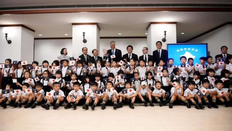 Thaçi viziton nxënësit japonezë