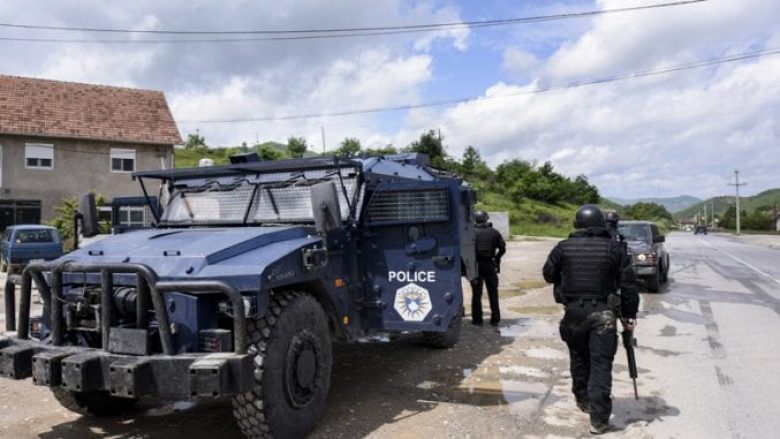 Lëndohet një polic në veri të Kosovës, sulmohet me gurë vetura e tij
