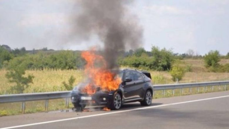 Digjet vetura në autostradën Tiranë-Durrës