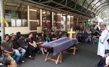 Toleranca fetare, funerali i krishterë mbahet brenda në xhami