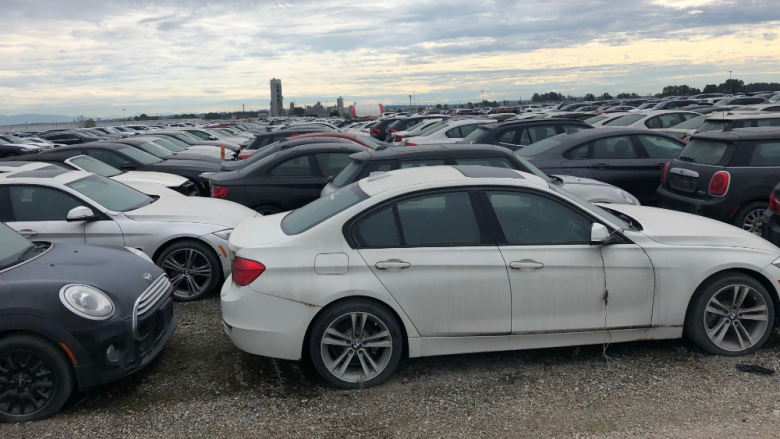 Ato janë të papërdorura, por nuk mund të shiten – zbulohet arsyeja pse tremijë vetura BMW dhe MINI po qëndrojnë “të varrosura” në një parking në Kanada