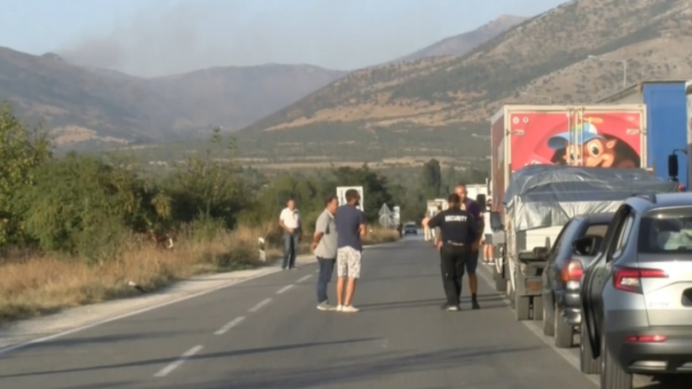 Pesë zjarre aktive në rajonin e Prilepit, ndërpritet komunikacioni në disa rrugë