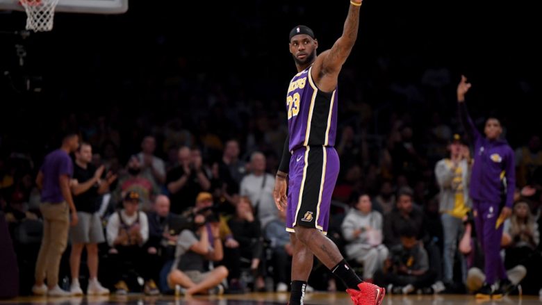 James shkëlqen ndaj Jazz, Lakers marrin fitoren e parë këtë edicion
