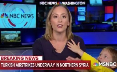 Po raportonte rreth sulmeve të Turqisë në kufi me Sirinë, momenti kur gazetarja ndërpritet nga djali i saj katërvjeçar