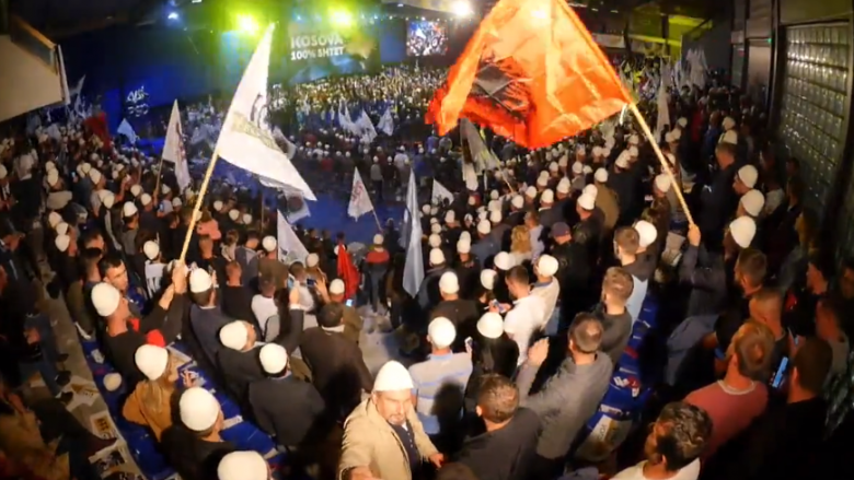 Koalicioni AAK-PSD mban tubimin qendror zgjedhor në Prishtinë, të pranishmit shfaqen me plis në kokë