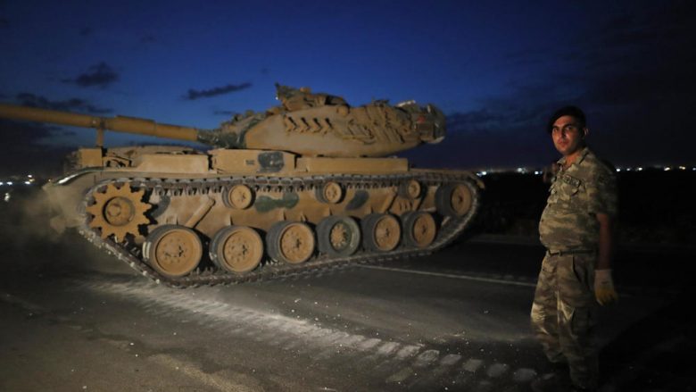 Forca të shumta të ushtrisë turke pranë kufirit me Sirinë, me qindra mjete të ndryshme të blinduara ia mësyjnë kurdëve