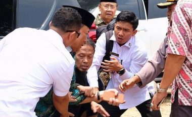 Theret me thikë ministri indonezian i Sigurisë, në momentin që doli nga vetura u sulmua