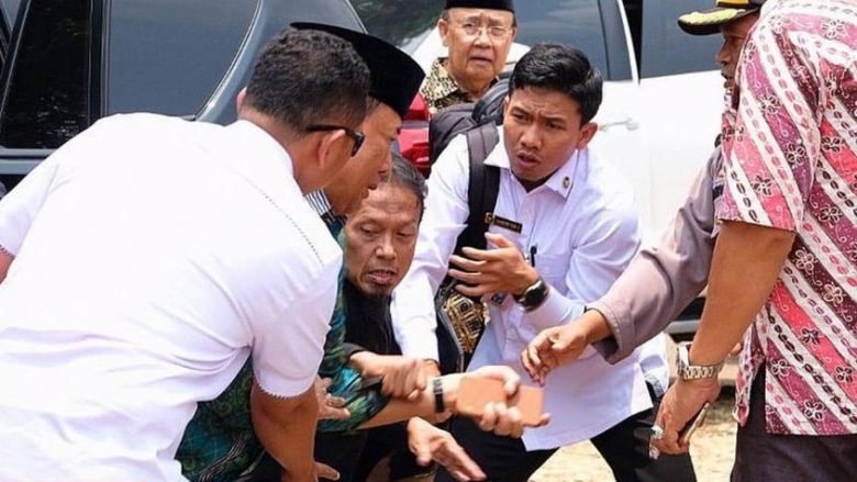 Theret me thikë ministri indonezian i Sigurisë, në momentin që doli nga vetura u sulmua