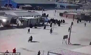 Momenti kur gratë e pjesëtarëve të ISIS-it, tentojnë të arratisen nga burgu i kampit Al-Hol në Siri
