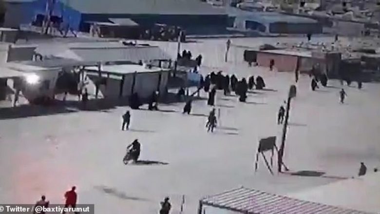 Momenti kur gratë e pjesëtarëve të ISIS-it, tentojnë të arratisen nga burgu i kampit Al-Hol në Siri