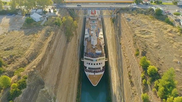 Edhe pse vetëm 24 metra i gjerë, anija më e madhe në botë kalon përmes kanalit Corinth – gjerësia e saj është 22 metra