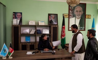 E vetëdijshme se çdo moment mund të ketë ndonjë atentat, nuk e ka ndërmend të ndalet: Rrëfimi i afganes që arriti të bëhet kryetare komune – fitoi garën ndaj 25 meshkujve