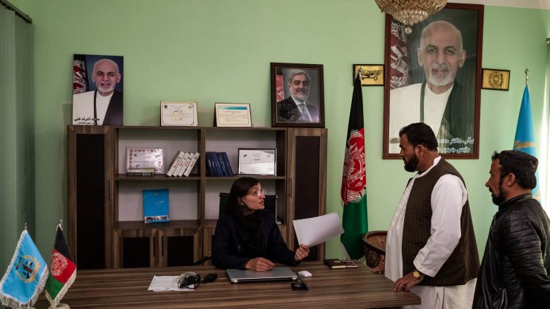 E vetëdijshme se çdo moment mund të ketë ndonjë atentat, nuk e ka ndërmend të ndalet: Rrëfimi i afganes që arriti të bëhet kryetare komune – fitoi garën ndaj 25 meshkujve