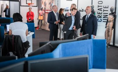 Haradinaj e Ahmeti vizitojnë kompaninë gjermane që hapi 1 mijë vende pune në Kosovë