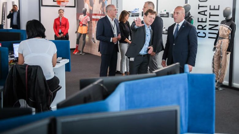 Haradinaj e Ahmeti vizitojnë kompaninë gjermane që hapi 1 mijë vende pune në Kosovë