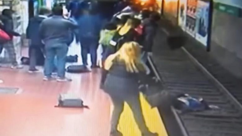 Humb vetëdijen dhe derisa rrëzohet godet një grua që përfundon në binarë, pasagjerët arrijnë t’i tregojnë shoferit që të ndalë trenin  