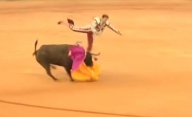 Demi ia ngul brinjët dhe e hedh në ajër disa herë, matadori spanjoll pëson tre sulme në zemër – shpëton mrekullisht
