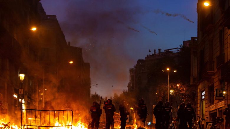 Vazhdon kaosi në rrugët e Barcelonës, konfrontimet mes policisë dhe demonstruesve çdo herë më të ashpra – arrestohen 194 e qindra tjerë lëndohen