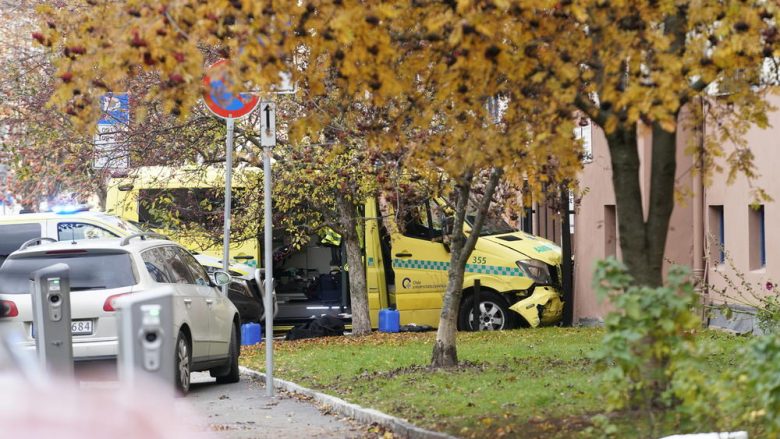 Vjedh autoambulancën dhe me të shtyp qytetarët nëpër rrugë, policia në Oslo qëllojnë veturën për ta ndalur sulmuesin  