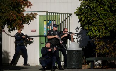 Të shtëna armësh në afërsi të një shkolle të mesme në Kaliforni, plagoset një 17-vjeçar – policia arreston sulmuesin
