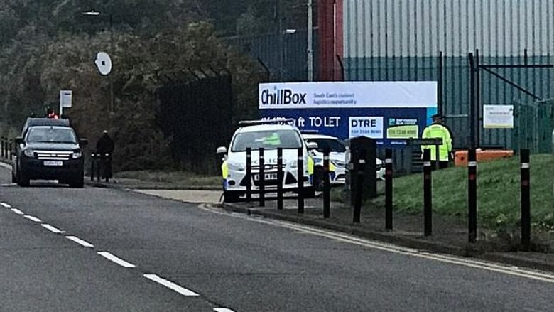 Policia angleze gjen brenda një kamioni 39 trupa të pajetë, arrestohet shoferi nga Irlanda e Veriut – dyshohet për vrasje