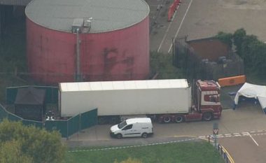 Policia britanike nuk konfirmon shtetësinë e trupave të pajetë në kamion: Nuk dimë as kush e njoftoi ambulancën