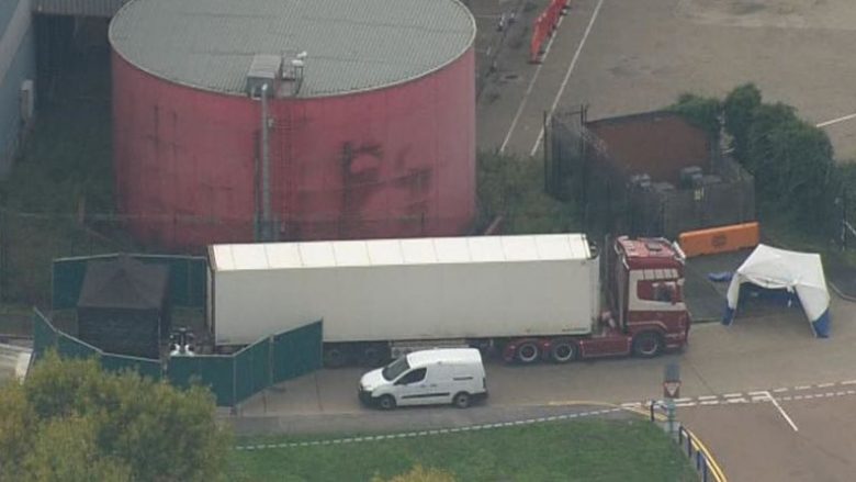 Policia britanike nuk konfirmon shtetësinë e trupave të pajetë në kamion: Nuk dimë as kush e njoftoi ambulancën