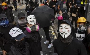 Hong Kongu tërheq zyrtarisht projektligjin që shkaktoi protesta