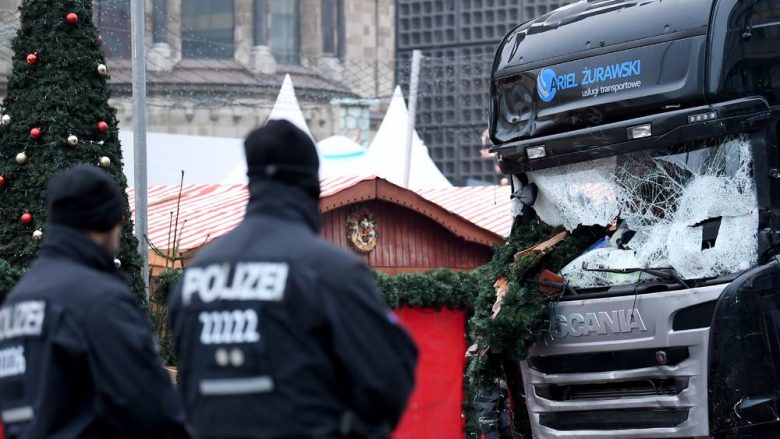 Merkel ishte “shënjestër” e personit që mbyti 11 persona në tregun e Krishtlindjeve në Berlin, telefoni i zbuloi planet e tij rrëqethëse