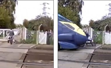 Tentoi të kalojë binarët derisa treni po lëvizte me shpejtësi të madhe, motoçiklisti i shpëton vdekjes për “një fije floku”